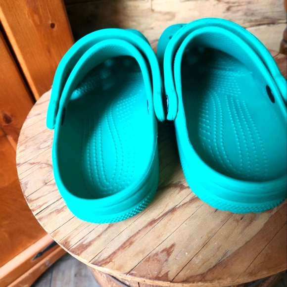 CROCS- WOMENS SIZE 6/ MENS SIZE 4 - Picture 5 of 8